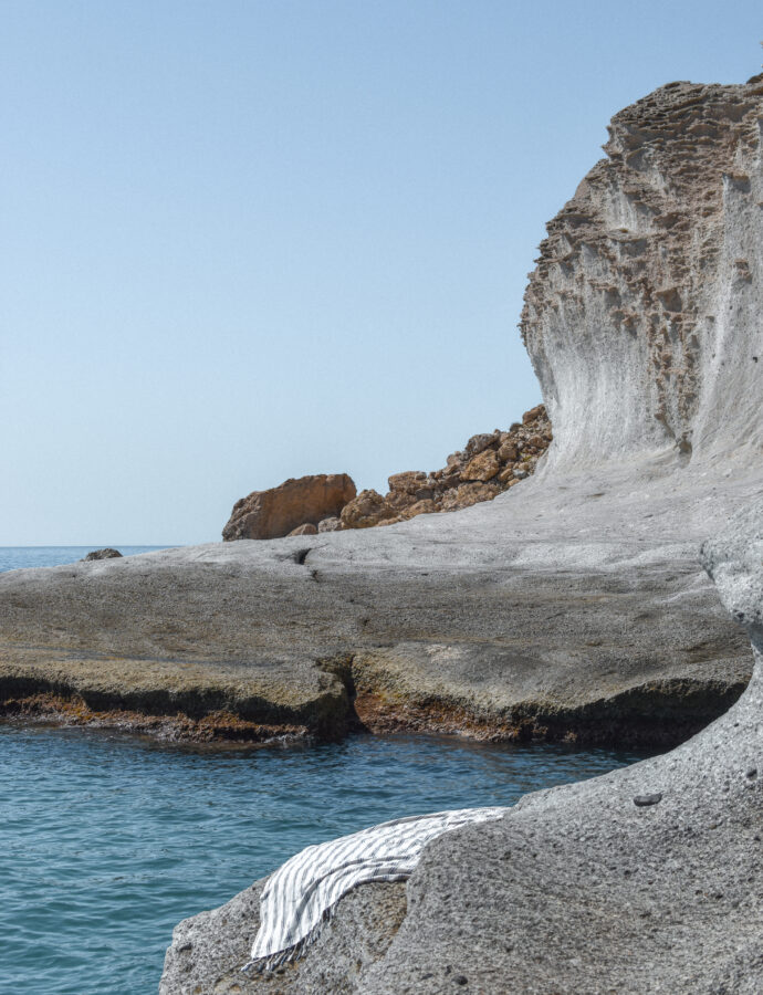 Los primeros rayos de sol en Cabo de Gata